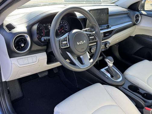 2023 Kia Forte LXS IVT