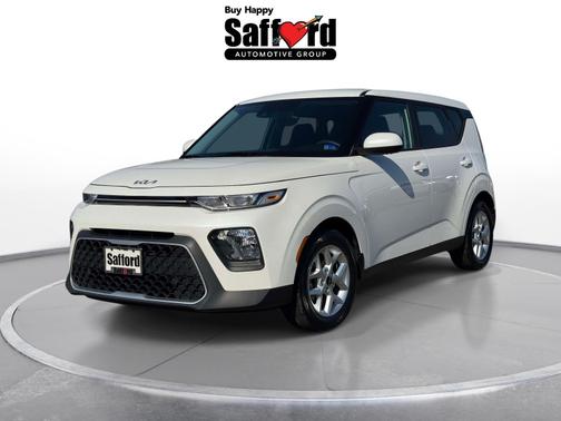 White 2022 Kia Soul LX IVT