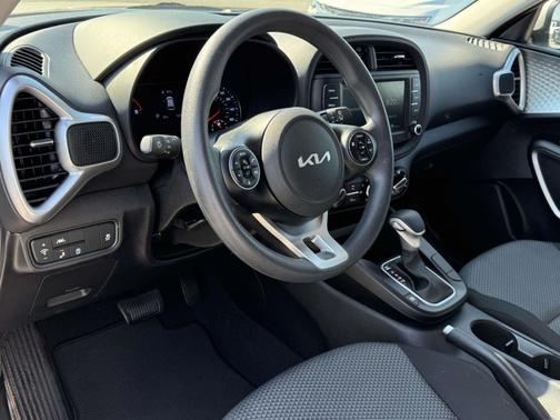 White 2022 Kia Soul LX IVT