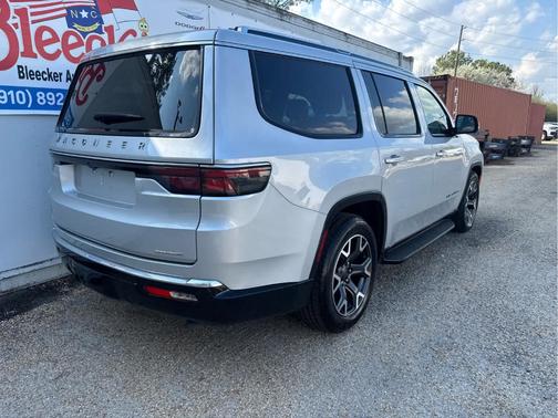 Silver 2024 Jeep Wagoneer Series III