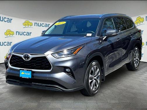 Magnetic Gray Metallic 2021 Toyota Highlander XLE