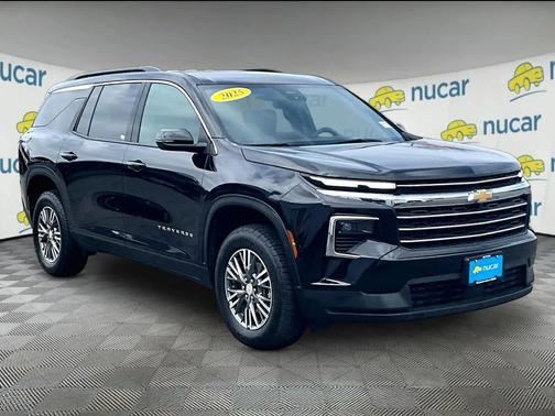 Mosaic Black Metallic 2025 Chevrolet Traverse LT