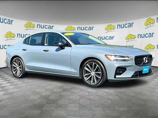 2022 Volvo S60 T5 Momentum