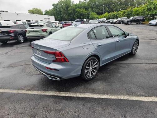 2022 Volvo S60 T5 Momentum