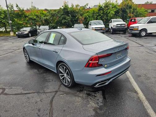 2022 Volvo S60 T5 Momentum