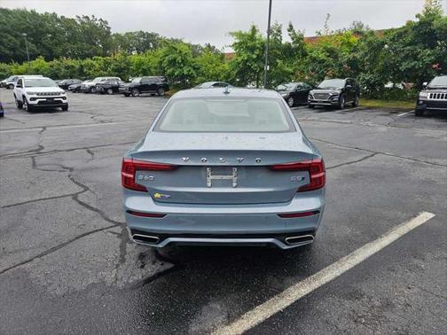 2022 Volvo S60 T5 Momentum