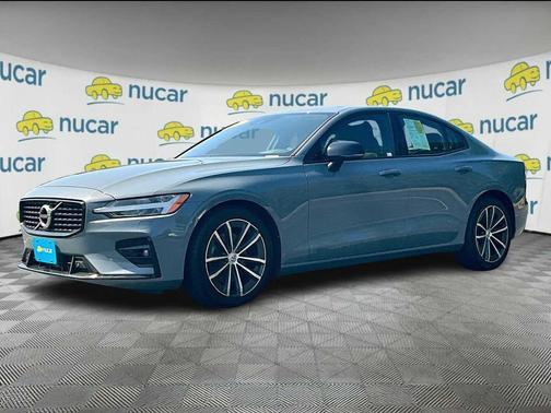 2022 Volvo S60 T5 Momentum
