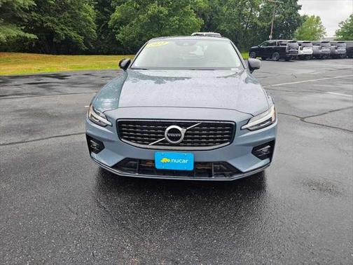 2022 Volvo S60 T5 Momentum