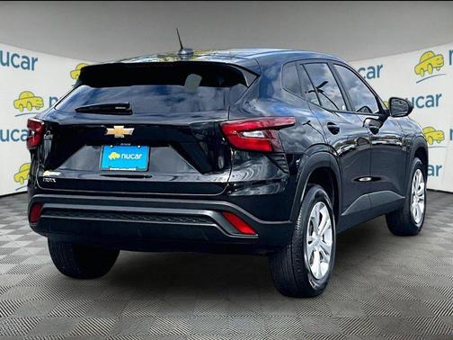 Mosaic Black Metallic 2024 Chevrolet Trax LS