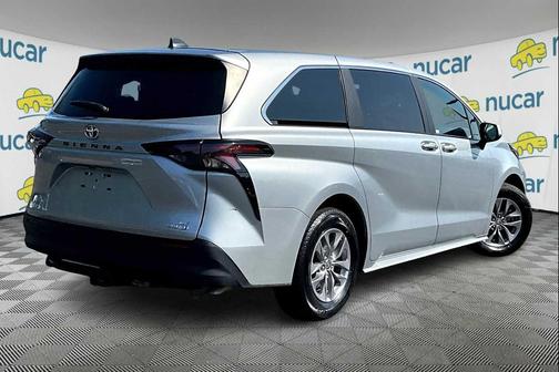 2023 Toyota Sienna LE