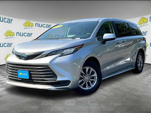 2023 Toyota Sienna LE