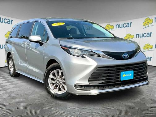 2023 Toyota Sienna LE