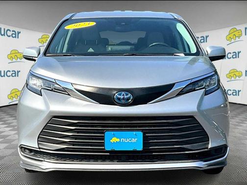 2023 Toyota Sienna LE