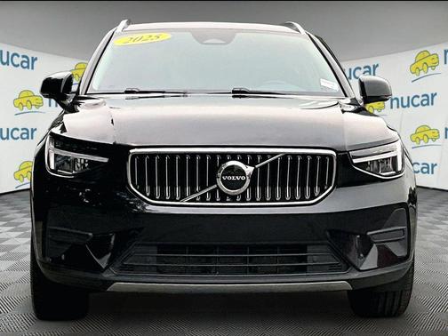 Onyx Black Metallic 2025 Volvo XC40 B5 Core Bright Theme