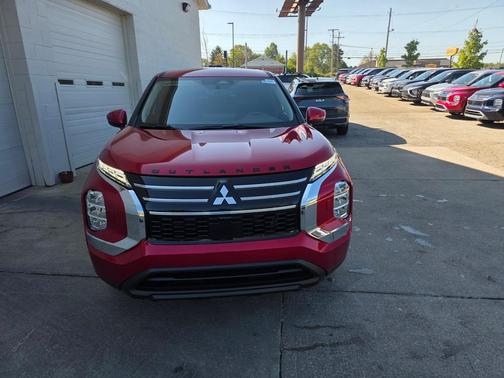 2025 Mitsubishi Outlander ES
