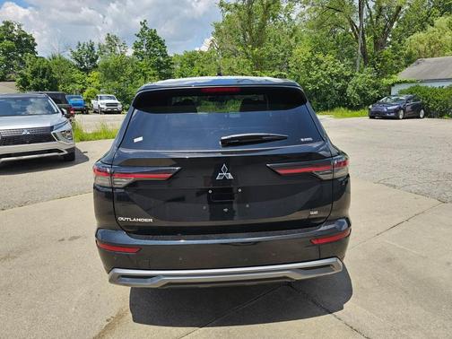 2025 Mitsubishi Outlander SE