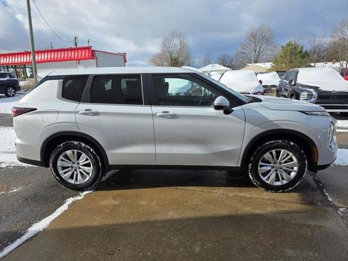 2025 Mitsubishi Outlander ES