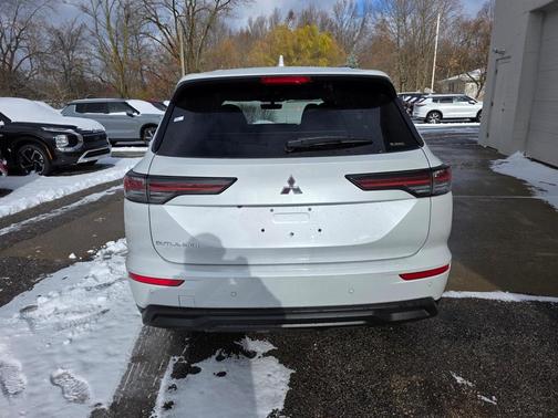 2025 Mitsubishi Outlander ES