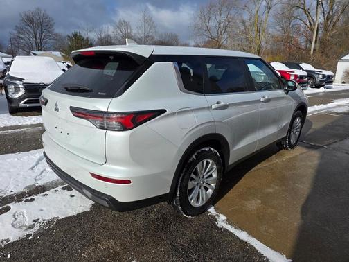 2025 Mitsubishi Outlander ES
