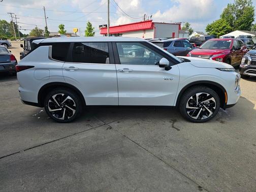 2025 Mitsubishi Outlander PHEV SE