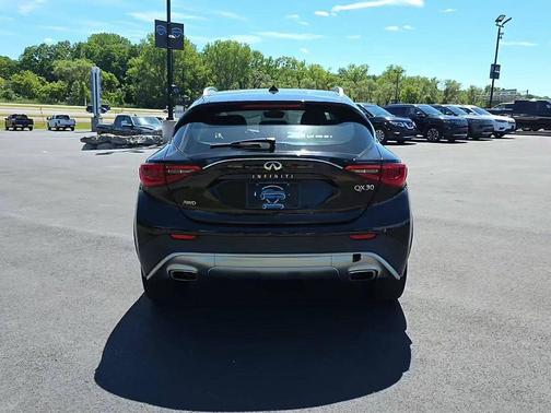 2018 INFINITI QX30 Luxury