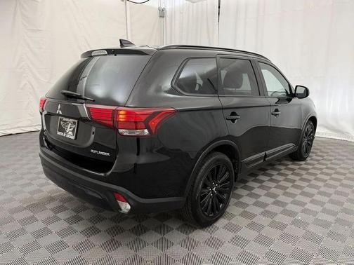 Labrador Black Metallic 2020 Mitsubishi Outlander SE