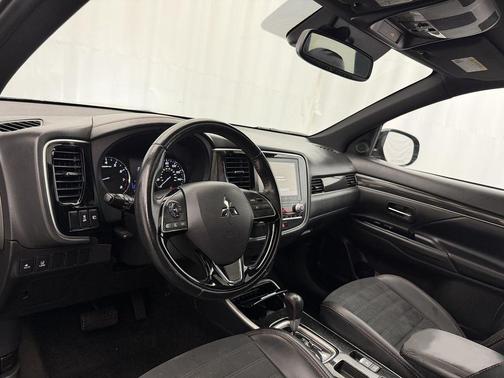 Labrador Black Metallic 2020 Mitsubishi Outlander LE