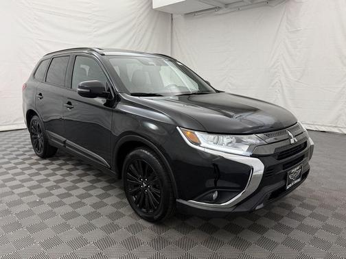 Labrador Black Metallic 2020 Mitsubishi Outlander LE