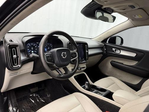 2020 Volvo XC40 T4 Momentum