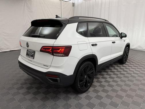 2024 Volkswagen Taos 1.5T SE Black