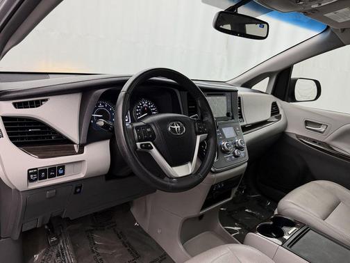 2017 Toyota Sienna XLE