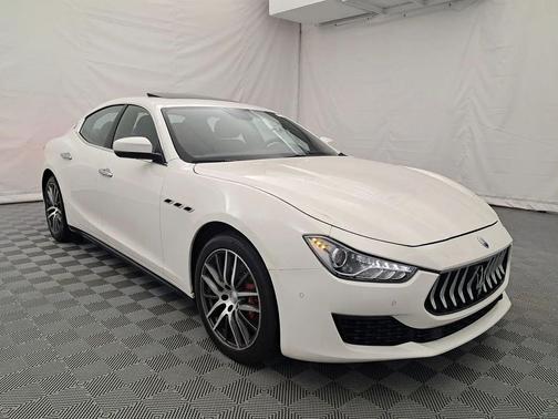 Bianco 2019 Maserati Ghibli S Q4