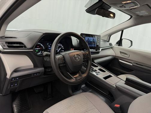 2024 Toyota Sienna LE
