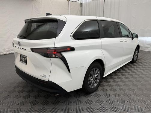 2024 Toyota Sienna LE