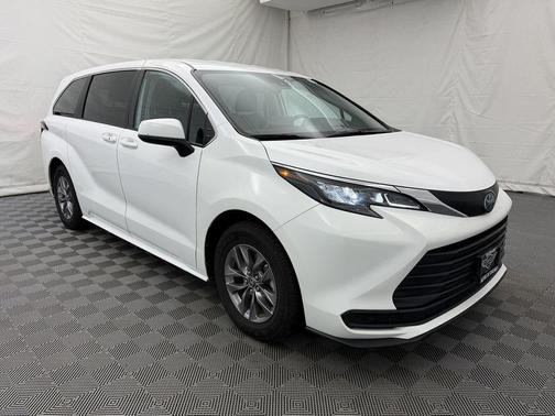 2024 Toyota Sienna LE