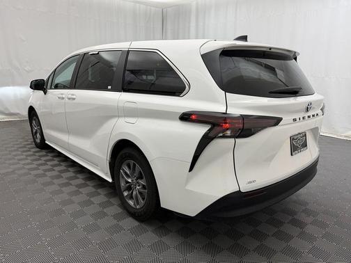 2024 Toyota Sienna LE