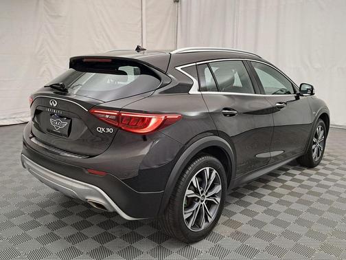 2017 INFINITI QX30 Premium
