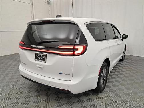 2024 Chrysler Pacifica Hybrid Select