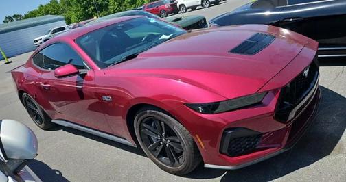 Molten Magenta Metallic Tri-coat 2025 Ford Mustang GT