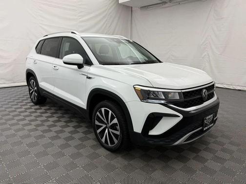 White 2024 Volkswagen Taos 1.5T SE