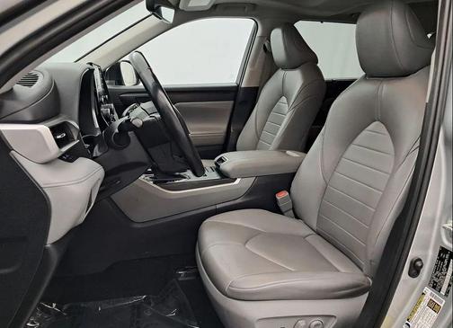 Celestial Silver Metallic 2021 Toyota Highlander XLE