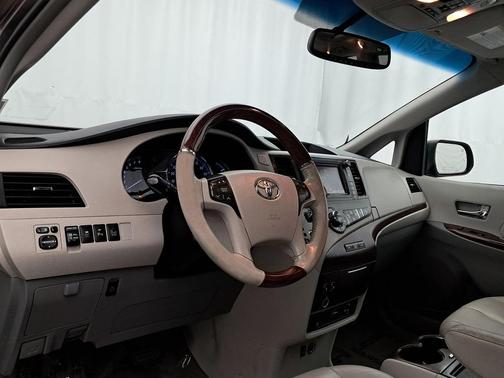2013 Toyota Sienna XLE
