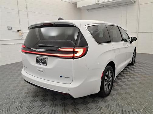 2024 Chrysler Pacifica Hybrid Select