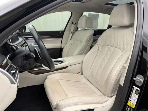 Jet Black 2022 BMW 750 i xDrive