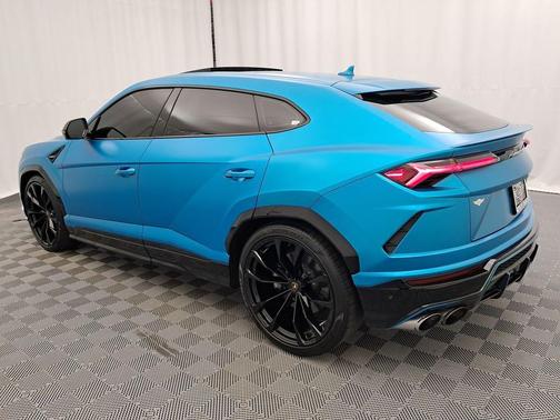 2021 Lamborghini Urus Pearl Capsule