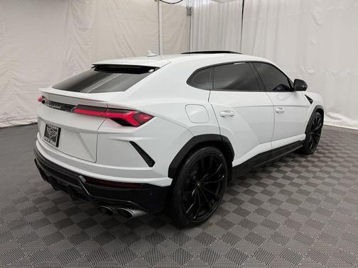 2021 Lamborghini Urus Pearl Capsule