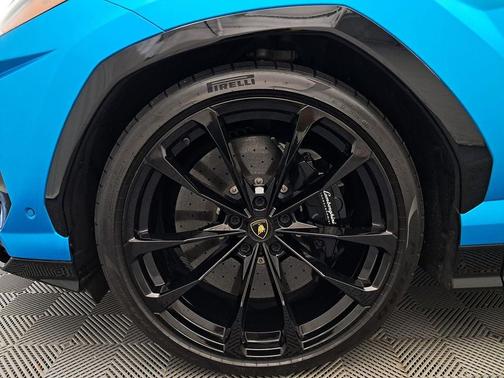 2021 Lamborghini Urus Pearl Capsule