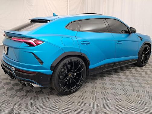 2021 Lamborghini Urus Pearl Capsule