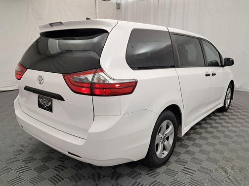 2020 Toyota Sienna SE