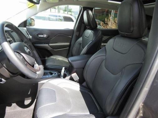 Photo 3 of 32 of 2019 Jeep Cherokee Limited